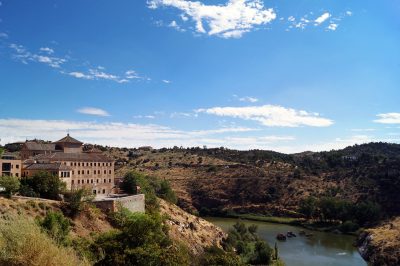 osa deve offrirti la miglior agenzia 1. Esperienza sul campo: anni di viaggi reali in Rajasthan 2. Contatti diretti con fornitori locali 3. Comunicazione fluida in italiano 4. Personalizzazione vera del viaggio 5. Supporto prima, durante e dopo il viaggio 6. Recensioni verificabili e reali E un punto extra: deve sapere quando dire “no” a un’idea sbagliata. La differenza si vede nei momenti critici Cosa succede se: – Perdi un volo interno? – Ti ammali? – Un tempio è chiuso? – Il traffico blocca l’autostrada? La miglior agenzia non improvvisa. Ha piani B. Ha numeri diretti. Ha personale in loco. Non invia email: chiama. Esempio reale di gestione perfetta Cliente atterra a Delhi, valigia dispersa. Il driver chiama direttamente l’assistenza. In un’ora, il cliente ha un cambio vestiti in hotel. La valigia? Consegnata al giorno successivo, direttamente a Jaipur. Nessun panico. Nessun intervento del cliente. Tutto risolto. Il costo? Più basso degli errori Organizzare da soli può sembrare più economico. Ma basta: – una prenotazione sbagliata – un passaggio mancante – un cambio di piano imprevisto E il risparmio svanisce. Con stress incluso. Una buona agenzia lavora su scala. Ottiene prezzi migliori. E risparmi tu, in modo invisibile. Ma come si riconosce davvero la migliore? Non basta cercare “miglior tour operator Rajasthan” su Google. Serve approfondire. Leggi le recensioni, sì, ma guarda anche: – Da quanto tempo lavora sul campo – Se ha sede in India – Se comunica in italiano, senza traduttori automatici – Se risponde velocemente – Se propone tour già testati – Se ti fa domande vere, prima di proporre un itinerario Diffida di chi ti dà un PDF in 3 minuti. Consigli rapidi per chi sta cercando – Se l’agenzia ti propone un tour senza chiederti nulla, salta. – Se il prezzo è troppo basso, manca qualcosa. – Se ti parlano solo via WhatsApp, insisti per una chiamata. – Se la sede è in Italia, ma il viaggio è in Rajasthan, chiedi chi gestisce sul posto. – Se ti senti solo un numero, cambia agenzia. Il Rajasthan è vasto, affascinante e caotico. Non lo si improvvisa. Una buona agenzia locale ti fa risparmiare tempo, evita problemi, ti guida con intelligenza. La miglior agenzia? È quella che conosce ogni angolo di questa terra. Che parla italiano, ma vive il Rajasthan ogni giorno. Che non ti promette il viaggio perfetto, ma lo organizza con metodo. Before you leave, find the right partner. Not just to see, but to truly understand this ancient world. osa deve offrirti la miglior agenzia 1. Esperienza sul campo: anni di viaggi reali in Rajasthan 2. Contatti diretti con fornitori locali 3. Comunicazione fluida in italiano 4. Personalizzazione vera del viaggio 5. Supporto prima, durante e dopo il viaggio 6. Recensioni verificabili e reali E un punto extra: deve sapere quando dire “no” a un’idea sbagliata. La differenza si vede nei momenti critici Cosa succede se: - Perdi un volo interno? - Ti ammali? - Un tempio è chiuso? - Il traffico blocca l’autostrada? La miglior agenzia non improvvisa. Ha piani B. Ha numeri diretti. Ha personale in loco. Non invia email: chiama. Esempio reale di gestione perfetta Cliente atterra a Delhi, valigia dispersa. Il driver chiama direttamente l’assistenza. In un’ora, il cliente ha un cambio vestiti in hotel. La valigia? Consegnata al giorno successivo, direttamente a Jaipur. Nessun panico. Nessun intervento del cliente. Tutto risolto. Il costo? Più basso degli errori Organizzare da soli può sembrare più economico. Ma basta: - una prenotazione sbagliata - un passaggio mancante - un cambio di piano imprevisto E il risparmio svanisce. Con stress incluso. Una buona agenzia lavora su scala. Ottiene prezzi migliori. E risparmi tu, in modo invisibile. Ma come si riconosce davvero la migliore? Non basta cercare “miglior tour operator Rajasthan” su Google. Serve approfondire. Leggi le recensioni, sì, ma guarda anche: - Da quanto tempo lavora sul campo - Se ha sede in India - Se comunica in italiano, senza traduttori automatici - Se risponde velocemente - Se propone tour già testati - Se ti fa domande vere, prima di proporre un itinerario Diffida di chi ti dà un PDF in 3 minuti. Consigli rapidi per chi sta cercando - Se l’agenzia ti propone un tour senza chiederti nulla, salta. - Se il prezzo è troppo basso, manca qualcosa. - Se ti parlano solo via WhatsApp, insisti per una chiamata. - Se la sede è in Italia, ma il viaggio è in Rajasthan, chiedi chi gestisce sul posto. - Se ti senti solo un numero, cambia agenzia. Il Rajasthan è vasto, affascinante e caotico. Non lo si improvvisa. Una buona agenzia locale ti fa risparmiare tempo, evita problemi, ti guida con intelligenza. La miglior agenzia? È quella che conosce ogni angolo di questa terra. Che parla italiano, ma vive il Rajasthan ogni giorno. Che non ti promette il viaggio perfetto, ma lo organizza con metodo. Before you leave, find the right partner. Not just to see, but to truly understand this ancient world.
